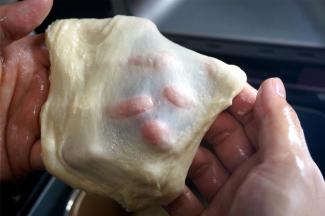 揉至面团能拉出光滑薄膜（手抹油后再拉膜比较好拉）。