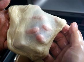 揉至面团能拉出光滑薄膜（手抹油后再拉膜比较好拉）。