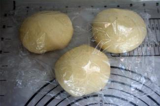 取出面团，排气后分成3等份，揉圆，盖上保鲜膜松弛15分钟。