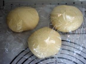 取出面团，排气后分成3等份，揉圆，盖上保鲜膜松弛15分钟。