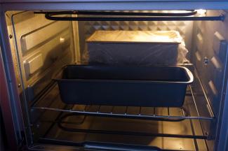 在面团表面喷洒少许清水，然后盖上保鲜膜放在温暖处进行二次发酵（我用烤箱的发酵程序发酵，并放入一盒热水）。