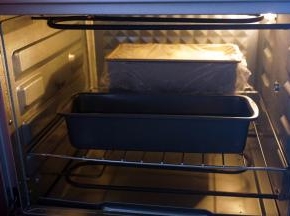 在面团表面喷洒少许清水，然后盖上保鲜膜放在温暖处进行二次发酵（我用烤箱的发酵程序发酵，并放入一盒热水）。