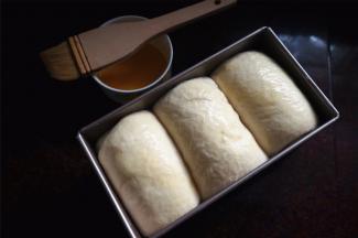 发酵至9分满的时候，刷上一层全蛋液。