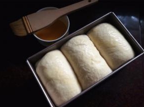 发酵至9分满的时候，刷上一层全蛋液。