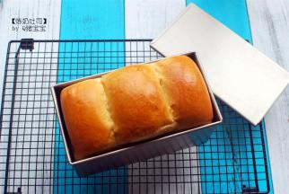 烤箱上火160度，下火170度，预热5分钟后放入最底层，烘烤35分钟出炉。