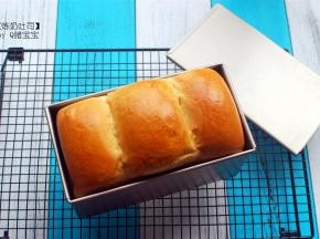 烤箱上火160度，下火170度，预热5分钟后放入最底层，烘烤35分钟出炉。