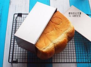 出炉后马上脱模，在冷却架上冷却后切片即可包装或享用。