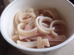 将猪皮切成小块