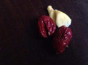红枣去核，姜切片