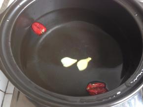 汤锅里加水，放入姜片和红枣