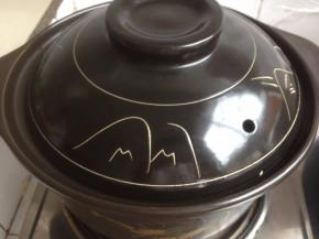 盖上锅盖。大火烧开后，转小火煮2个小时