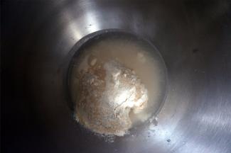 将中种食材放入厨师机（高筋粉187克、水112克、 酵母2克），揉成团。