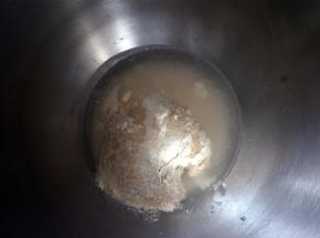 将中种食材放入厨师机（高筋粉187克、水112克、 酵母2克），揉成团。