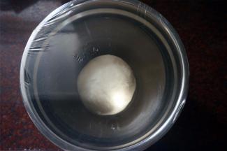 盖上保鲜膜，放入冰箱冷藏发酵17个小时。