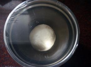 盖上保鲜膜，放入冰箱冷藏发酵17个小时。