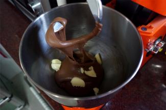 揉至面团光滑，出现一定的延展性时放入黄油（大概揉了10分钟）。