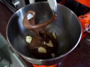 揉至面团光滑，出现一定的延展性时放入黄油（大概揉了10分钟）。