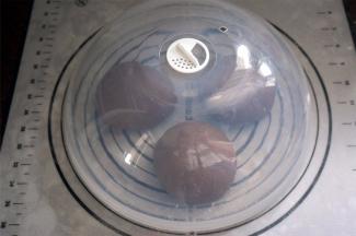 分成三等份，揉圆，松弛15分钟。