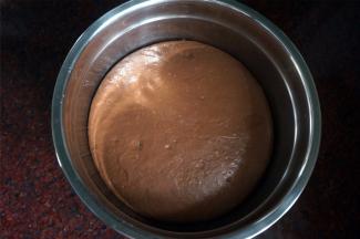 将面团放在温暖处发酵至两倍大。