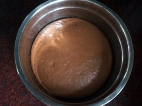 将面团放在温暖处发酵至两倍大。