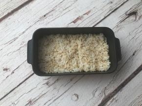 将煮好的糙米饭盛出铺在碗底。