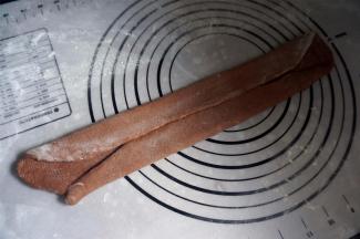 将每份面团分别擀开，内折，卷起。