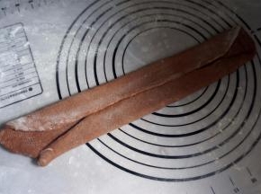 将每份面团分别擀开，内折，卷起。