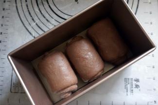 放入吐司盒，盖上保鲜膜，放入烤箱并放上一杯热水，调至35度发酵至9分满。