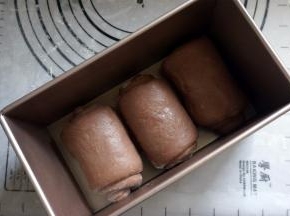 放入吐司盒，盖上保鲜膜，放入烤箱并放上一杯热水，调至35度发酵至9分满。