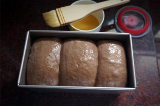 取出，表面刷上一层全蛋液，放入预热好的烤箱底层，上火160度，下火170度，烘烤35分钟左右，香气四溢出炉。