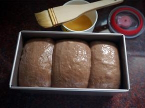 取出，表面刷上一层全蛋液，放入预热好的烤箱底层，上火160度，下火170度，烘烤35分钟左右，香气四溢出炉。