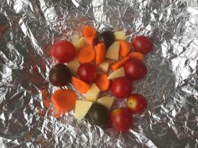 各种蔬菜洗净切块。