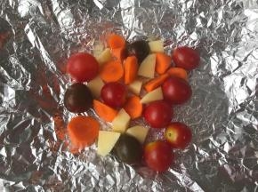 各种蔬菜洗净切块。