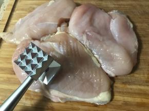 鸡肉用锤肉锤敲打松散。