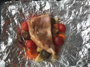 上面放上腌好的鸡块，也撒些黑胡椒粉。