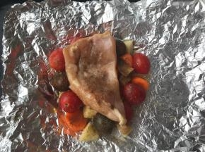 上面放上腌好的鸡块，也撒些黑胡椒粉。