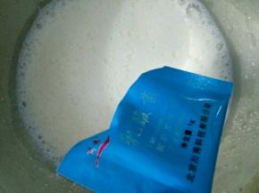 把装酸奶机的器皿，用开水消毒一遍，擦干净，倒入牛奶，再放入乳酸菌