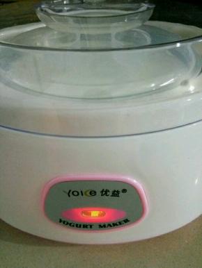 搅拌均匀之后放入酸奶机中，通电八小时