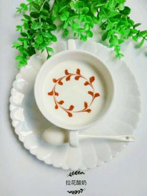  然后放适量酸奶在碗中，用可可粉兑一点酸奶，用牙签按照自己想做的拉花造型进行