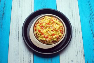 铺上一层厚厚的芝士碎，然后放入蟹棒碎，再在表面铺上少许芝士碎。