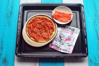 将意大利肉酱淋到饼底上，均匀铺开。蟹棒切碎备用。