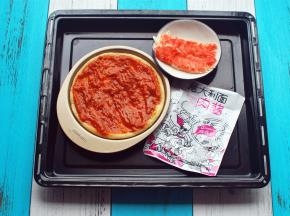 将意大利肉酱淋到饼底上，均匀铺开。蟹棒切碎备用。