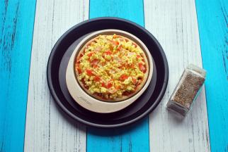 撒入适量的意大利香草增香。