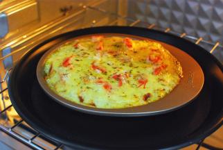 放入预热好的烤箱中层，上下火180度烘烤15分钟至芝士融化即可。