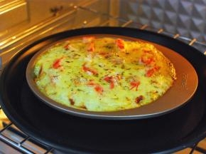 放入预热好的烤箱中层，上下火180度烘烤15分钟至芝士融化即可。