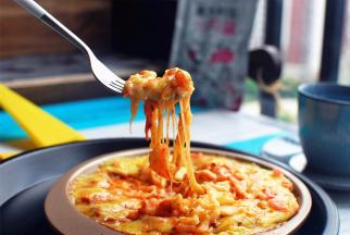 也可以用叉子慢慢品尝，先尝尝馅料再咬饼底，吃法随自己喜欢。