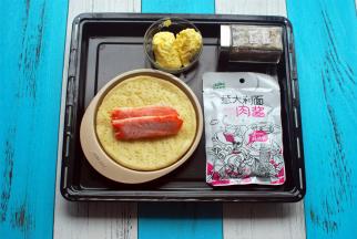 将披萨饼底从冷冻层取出，放入模具，常温放置10分钟解冷，同时上下火180度预热烤箱。