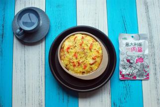 烤好的披萨可以整块脱模，拿着吃。