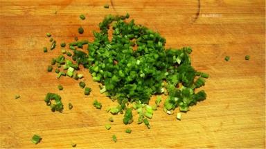 香葱洗净、晾干、切粒。