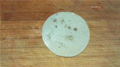 撒一层薄薄的细盐和黑胡椒粉